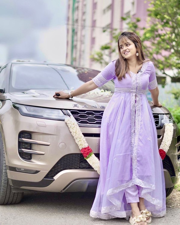 ಐಷಾರಾಮಿ ರೇಂಜ್ ರೋವರ್ ಕಾರು ಖರೀದಿಸಿದ ಕನ್ನಡದ ಖ್ಯಾತ ನಿರೂಪಕಿ 