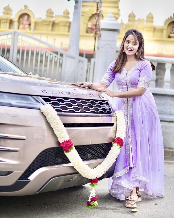 ಐಷಾರಾಮಿ ರೇಂಜ್ ರೋವರ್ ಕಾರು ಖರೀದಿಸಿದ ಕನ್ನಡದ ಖ್ಯಾತ ನಿರೂಪಕಿ 