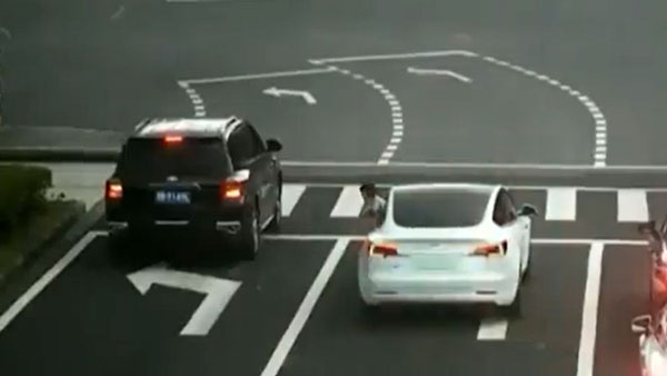 ಸಿಗ್ನಲ್‌ನಲ್ಲಿ ಮಗುವನ್ನು ಬೀಳಿಸಿಕೊಂಡು ಹಾಗೇಹೋದ ಚಾಲಕ: ಮಾನವೀಯತೆ ಮೆರೆದ ಸ್ಥಳೀಯರು