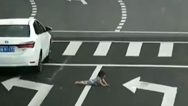 ಸಿಗ್ನಲ್‌ನಲ್ಲಿ ಮಗುವನ್ನು ಬೀಳಿಸಿಕೊಂಡು ಹಾಗೇಹೋದ ಚಾಲಕ: ಮಾನವೀಯತೆ ಮೆರೆದ ಸ್ಥಳೀಯರು