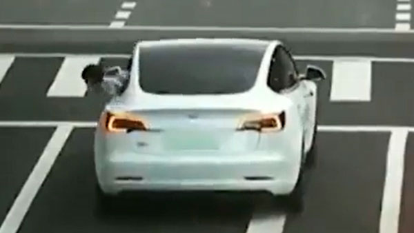 ಸಿಗ್ನಲ್‌ನಲ್ಲಿ ಮಗುವನ್ನು ಬೀಳಿಸಿಕೊಂಡು ಹಾಗೇಹೋದ ಚಾಲಕ: ಮಾನವೀಯತೆ ಮೆರೆದ ಸ್ಥಳೀಯರು