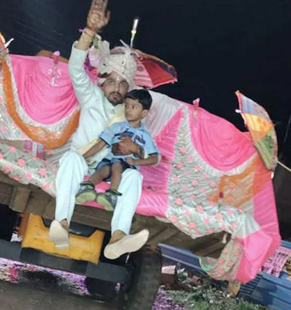 ವರನನ್ನು ಇಂಪ್ರೆಸ್ ಮಾಡಲು ಮದುವೆ ಮನೆಗೆ ಬುಲ್ಲೆಟ್ ಓಡಿಸಿಕೊಂಡು ಬಂದ ವಧು 