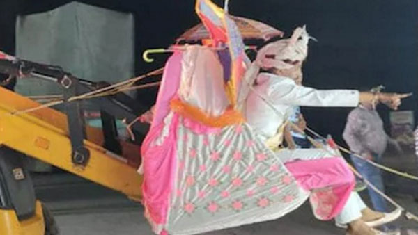 ವರನನ್ನು ಇಂಪ್ರೆಸ್ ಮಾಡಲು ಮದುವೆ ಮನೆಗೆ ಬುಲ್ಲೆಟ್ ಓಡಿಸಿಕೊಂಡು ಬಂದ ವಧು 