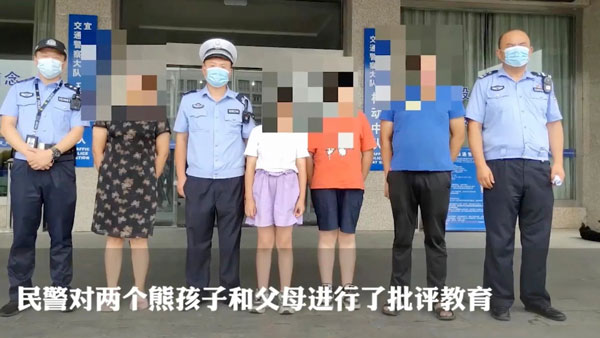 ಸಿಗ್ನಲ್‌ನಲ್ಲಿ ಮಗುವನ್ನು ಬೀಳಿಸಿಕೊಂಡು ಹಾಗೇಹೋದ ಚಾಲಕ: ಮಾನವೀಯತೆ ಮೆರೆದ ಸ್ಥಳೀಯರು