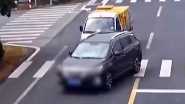 ಸಿಗ್ನಲ್‌ನಲ್ಲಿ ಮಗುವನ್ನು ಬೀಳಿಸಿಕೊಂಡು ಹಾಗೇಹೋದ ಚಾಲಕ: ಮಾನವೀಯತೆ ಮೆರೆದ ಸ್ಥಳೀಯರು