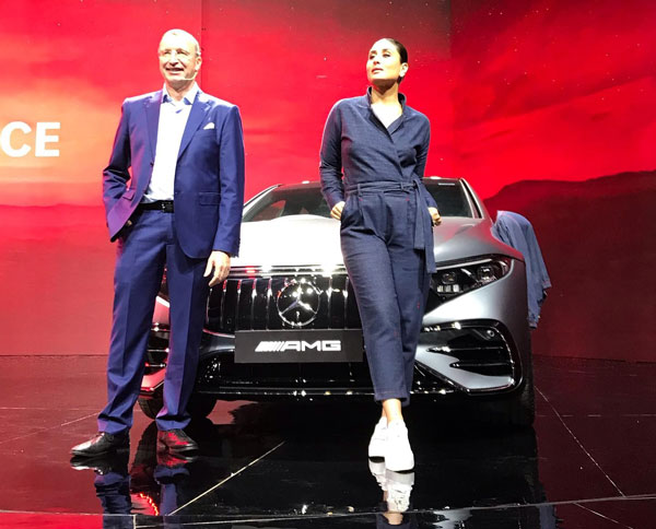 ಐಷಾರಾಮಿ ಮರ್ಸಿಡಿಸ್ ಎಲೆಕ್ಟ್ರಿಕ್ ಕಾರು ಖರೀದಿಸಬೇಕೆಂಬ ಆಸೆ ವ್ಯಕ್ತಪಡಿಸಿದ ನಟಿ ಕರೀನಾ ಕಪೂರ್ ಖಾನ್