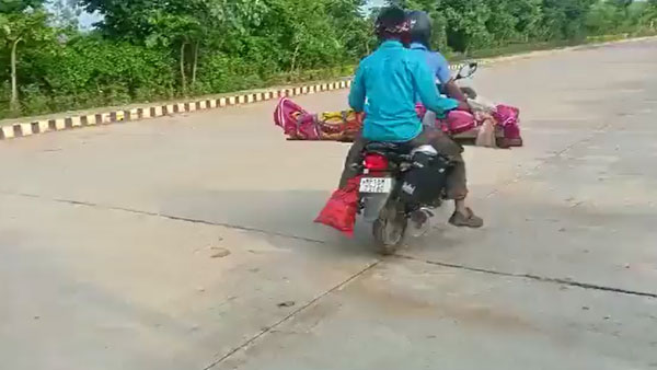 ಆಂಬುಲನ್ಸ್ ಕಲ್ಪಿಸದ ಆಸ್ಪತ್ರೆ: ಮೃತ ತಾಯಿಯನ್ನು 80 ಕಿ.ಮೀ ಬೈಕ್‌ನಲ್ಲೇ ಕೊಂಡೊಯ್ದ ಮಗ