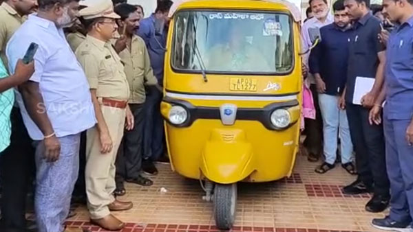 ಹೀಗಿರಬೇಕು ನೋಡಿ ಸಚಿವೆ ಅಂದ್ರೆ: ಆಟೋ ಓಡಿಸಿ ಚಾಲಕರೊಂದಿಗೆ ಸಮಯ ಕಳೆದ ರೋಜಾ