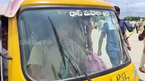 ಹೀಗಿರಬೇಕು ನೋಡಿ ಸಚಿವೆ ಅಂದ್ರೆ: ಆಟೋ ಓಡಿಸಿ ಚಾಲಕರೊಂದಿಗೆ ಸಮಯ ಕಳೆದ ರೋಜಾ