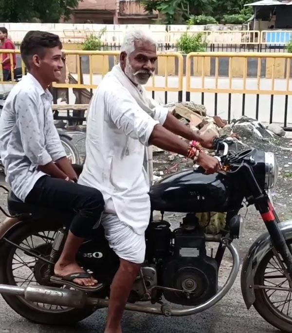 ಬೈಕ್ ಕಿಕ್ ಸ್ಟಾರ್ಟ್ ಮಾಡುವ ಅಜ್ಜನ ಸ್ಟೈಲ್‌ಗೆ ನೆಟ್ಟಿಗರು ಫಿದಾ