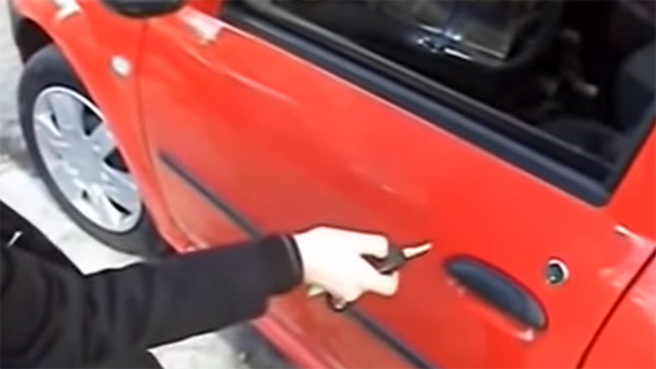 ಟೆನ್ನಿಸ್‌ ಬಾಲ್‌ನಿಂದ ಕಾರನ್ನು ಅನ್‌ಲಾಕ್ ಮಾಡಬಹುದೇ?: ವೈರಲ್ ವಿಡಿಯೋಗಳ ಹಿಂದಿನ ಅಸಲಿಯತ್ತೇನು?