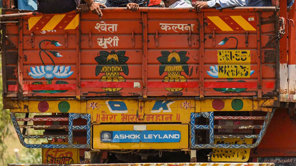 ಟ್ರಕ್‌ಗಳ ಹಿಂದೆ ಕಾಣುವ 'ಹಾರ್ನ್ ಓಕೆ ಪ್ಲೀಸ್' ಎಂದರೇನು? ಇದಕ್ಕಿದೆ ದಶಕಗಳ ಇತಿಹಾಸ! 