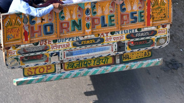 ಟ್ರಕ್‌ಗಳ ಹಿಂದೆ ಕಾಣುವ 'ಹಾರ್ನ್ ಓಕೆ ಪ್ಲೀಸ್' ಎಂದರೇನು? ಇದಕ್ಕಿದೆ ದಶಕಗಳ ಇತಿಹಾಸ! 