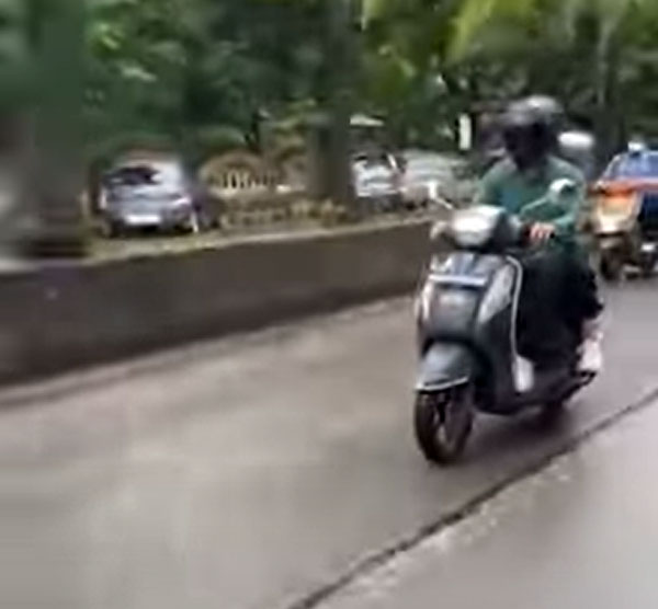 ಹೆಲ್ಮೆಟ್ ಧರಿಸಿ ಸ್ಕೂಟರ್‌ನಲ್ಲಿ ರೌಂಡ್ಸ್ ಹಾಕಿದ ಸೆಲೆಬ್ರಿಟಿ ದಂಪತಿ: ಆದ್ರೂ ಕ್ಯಾಮರಾ ಕಣ್ಣಿಗೆ ಬಿದ್ರು 