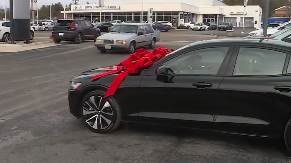 ಬರೋಬ್ಬರಿ 16 ಲಕ್ಷ ಕಿ.ಮೀ ಕ್ರಮಿಸಿದ ವ್ಯಕ್ತಿಗೆ ಐಷಾರಾಮಿ ಕಾರನ್ನು ಗಿಫ್ಟ್ ನೀಡಿದ ವೋಲ್ವೋ ಕಂಪನಿ