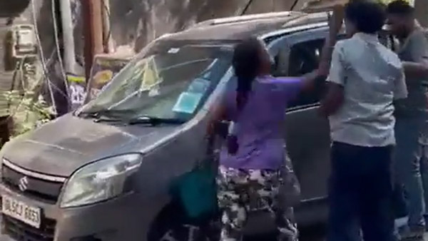 ಕಾರಿಗೆ ತಾಗಿದ ರಿಕ್ಷಾ: ತಪ್ಪೊಪ್ಪಿಕೊಂಡರು ಚಾಲಕನನ್ನು ಮನಬಂದಂತೆ ಥಳಿಸಿ ಜೈಲು ಸೇರಿದ ಮಹಿಳೆ