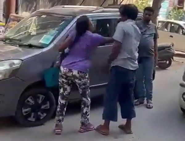 ಕಾರಿಗೆ ತಾಗಿದ ರಿಕ್ಷಾ: ತಪ್ಪೊಪ್ಪಿಕೊಂಡರು ಚಾಲಕನನ್ನು ಮನಬಂದಂತೆ ಥಳಿಸಿ ಜೈಲು ಸೇರಿದ ಮಹಿಳೆ