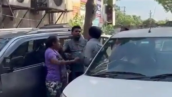 ಕಾರಿಗೆ ತಾಗಿದ ರಿಕ್ಷಾ: ತಪ್ಪೊಪ್ಪಿಕೊಂಡರು ಚಾಲಕನನ್ನು ಮನಬಂದಂತೆ ಥಳಿಸಿ ಜೈಲು ಸೇರಿದ ಮಹಿಳೆ