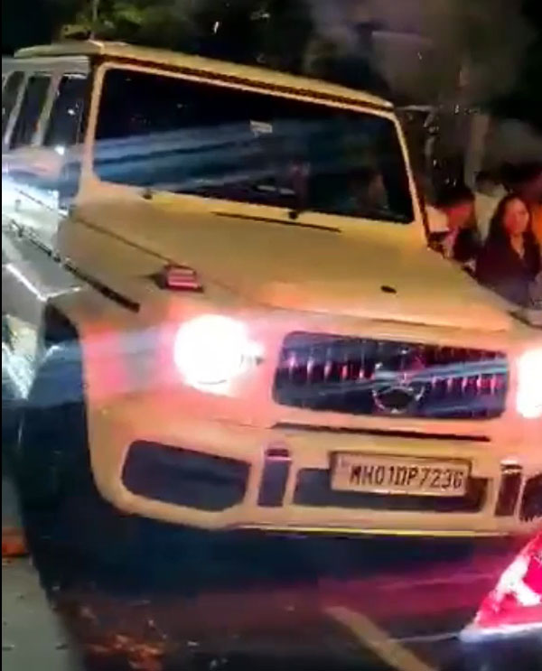 ಗಣೇಶನ ವಿಸರ್ಜನೆಗೆ ವಿಶ್ವದ ದುಬಾರಿ ರೋಲ್ಸ್ ರಾಯ್ಸ್ ಕಾರನ್ನು ಬಳಸಿದ ಅಂಬಾನಿ ಕುಟಂಬ 