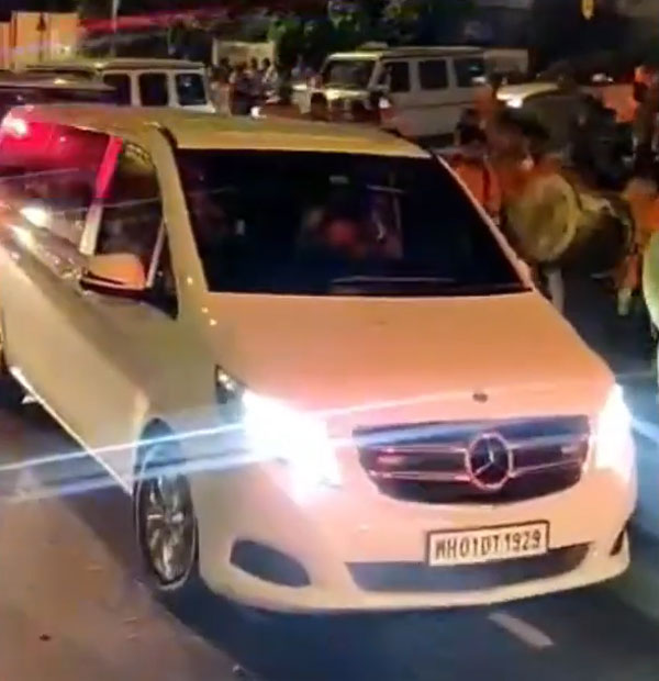 ಗಣೇಶನ ವಿಸರ್ಜನೆಗೆ ವಿಶ್ವದ ದುಬಾರಿ ರೋಲ್ಸ್ ರಾಯ್ಸ್ ಕಾರನ್ನು ಬಳಸಿದ ಅಂಬಾನಿ ಕುಟಂಬ 