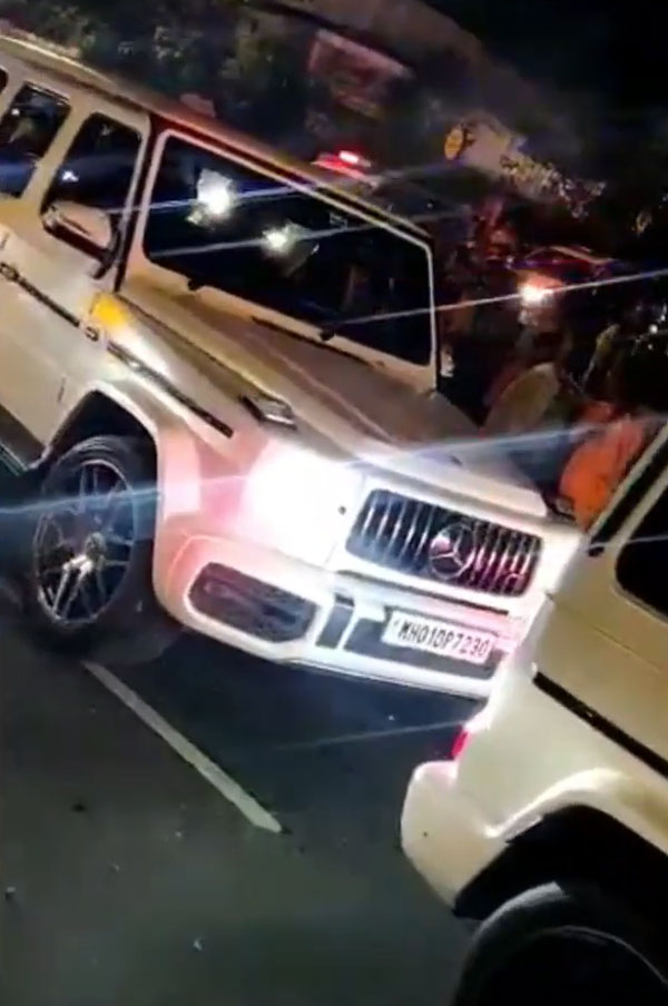 ಗಣೇಶನ ವಿಸರ್ಜನೆಗೆ ವಿಶ್ವದ ದುಬಾರಿ ರೋಲ್ಸ್ ರಾಯ್ಸ್ ಕಾರನ್ನು ಬಳಸಿದ ಅಂಬಾನಿ ಕುಟಂಬ 