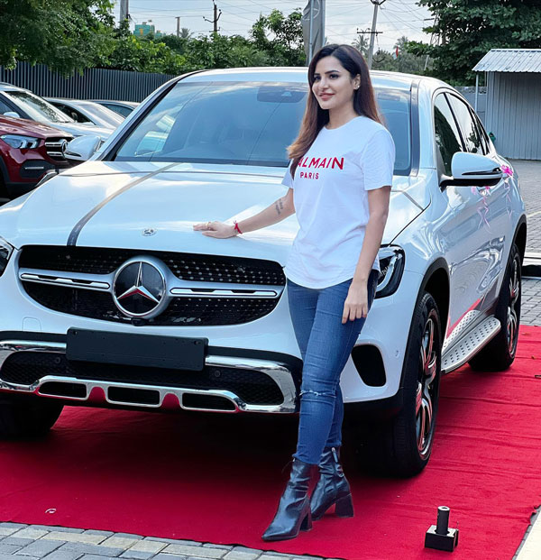 ನಿರ್ದೇಶಕ ರಾಮ್‌ಗೋಪಾಲ್ ವರ್ಮಾ ಕೆನ್ನೆಗೆ ಬಾರಿಸಿ ಫೇಮಸ್ ಆಗಿದ್ದ ನಟಿ ಅಶುರೆಡ್ಡಿಗೆ ದುಬಾರಿ ಗಿಫ್ಟ್