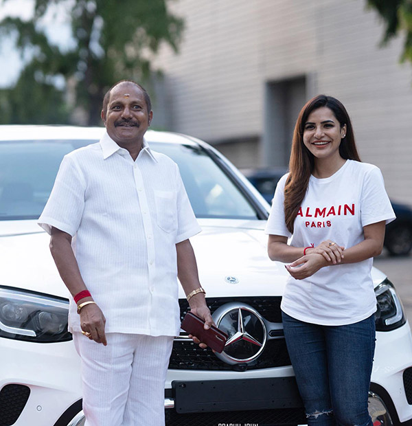 ನಿರ್ದೇಶಕ ರಾಮ್‌ಗೋಪಾಲ್ ವರ್ಮಾ ಕೆನ್ನೆಗೆ ಬಾರಿಸಿ ಫೇಮಸ್ ಆಗಿದ್ದ ನಟಿ ಅಶುರೆಡ್ಡಿಗೆ ದುಬಾರಿ ಗಿಫ್ಟ್