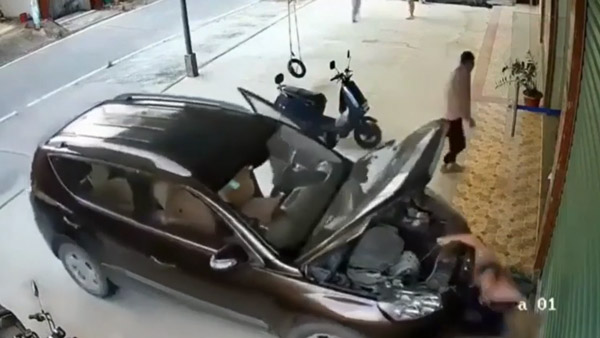 ಆಟೋಮ್ಯಾಟಿಕ್ ಕಾರಿನ ಬಗ್ಗೆ ಇರಲಿ ಎಚ್ಚರ: ತಾನಾಗಿಯೇ ಚಲಿಸಿ ಮೆಕ್ಯಾನಿಕ್ ಮೇಲೆರಿದ ಕಾರು 