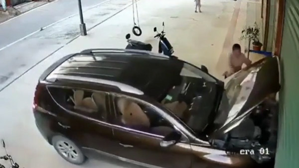 ಆಟೋಮ್ಯಾಟಿಕ್ ಕಾರಿನ ಬಗ್ಗೆ ಇರಲಿ ಎಚ್ಚರ: ತಾನಾಗಿಯೇ ಚಲಿಸಿ ಮೆಕ್ಯಾನಿಕ್ ಮೇಲೆರಿದ ಕಾರು 