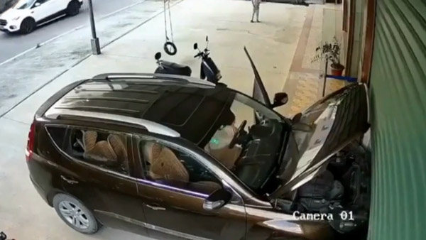 ಆಟೋಮ್ಯಾಟಿಕ್ ಕಾರಿನ ಬಗ್ಗೆ ಇರಲಿ ಎಚ್ಚರ: ತಾನಾಗಿಯೇ ಚಲಿಸಿ ಮೆಕ್ಯಾನಿಕ್ ಮೇಲೆರಿದ ಕಾರು 