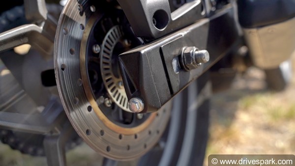 ಬೈಕ್‌ಗಳಿಗೆ ಯಾಕೆ ಎರಡು ಪ್ರತ್ಯೇಕ ಬ್ರೇಕ್‌ಗಳನ್ನು ಹೊಂದಿವೆ? ಇದರ ಪ್ರಯೋಜನಗಳು