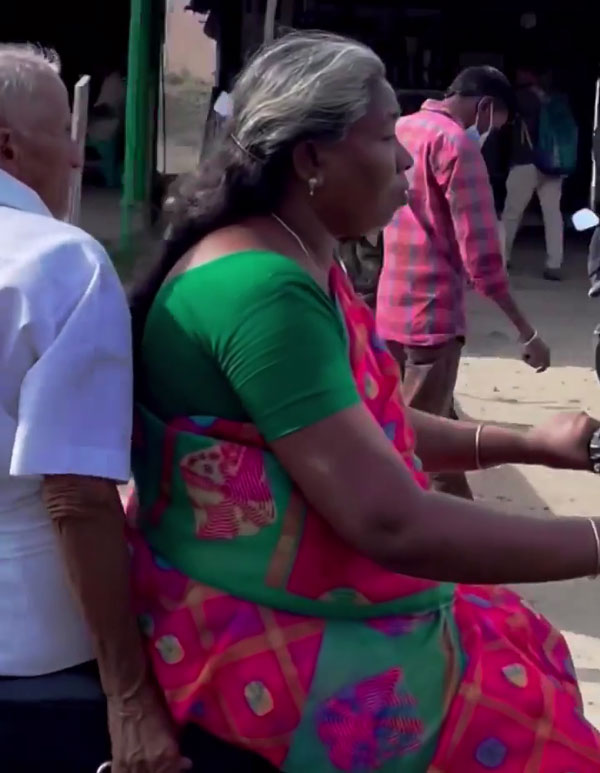 ಪತಿಯನ್ನು ಹಿಂದೆ ಕೂರಿಸಿಕೊಂಡು ಟಿವಿಎಸ್ XL ನಲ್ಲಿ ವೃದ್ಧ ದಂಪತಿಯ ಸವಾರಿ 