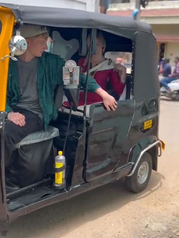 ಆಟೋ ಚಾಲಕನೊಂದಿಗೆ ಜರ್ಮನ್ ಯುವತಿಯ ಚೌಕಾಷಿ: ಸ್ಪಷ್ಟ ಕನ್ನಡಕ್ಕೆ ನೆಟ್ಟಿಗರು ಫಿದಾ 