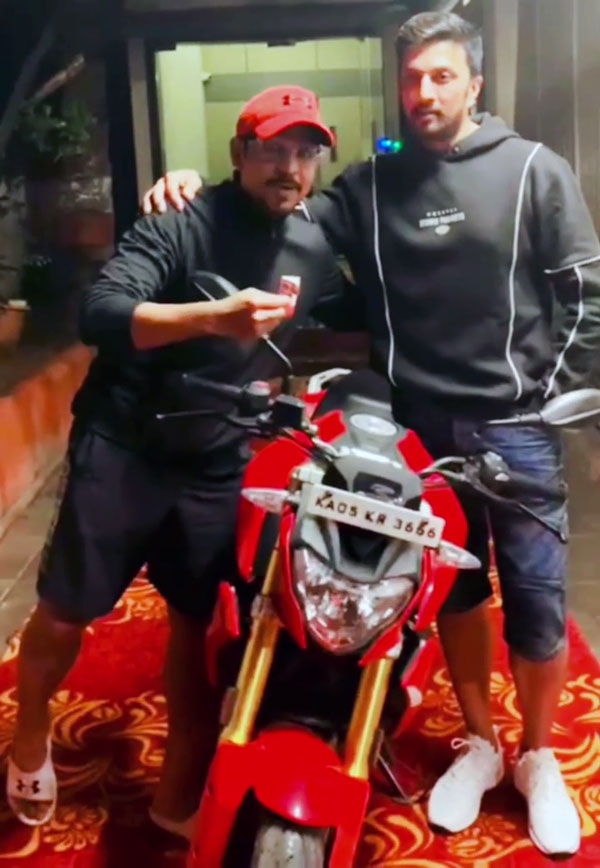 ಕಿಚ್ಚ ಸುದೀಪ್ ಹುಟ್ಟುಹಬ್ಬದಂದು ಕಿಚ್ಚನ ಕೈಯಿಂದ ದುಬಾರಿ ಬೈಕ್ ಗಿಫ್ಟ್ ಪಡೆದುಕೊಂಡ ಅಕುಲ್ ಬಾಲಾಜಿ