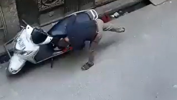 ರಾಷ್ಟ್ರಧ್ವಜದಲ್ಲಿ ವಾಹನ ಒರೆಸಿ ಜೈಲು ಸೇರಿದ 52 ವರ್ಷದ ವ್ಯಕ್ತಿ: ಸ್ಕೂಟರ್ ಸೀಜ್, ವಿಡಿಯೋ ವೈರಲ್ 