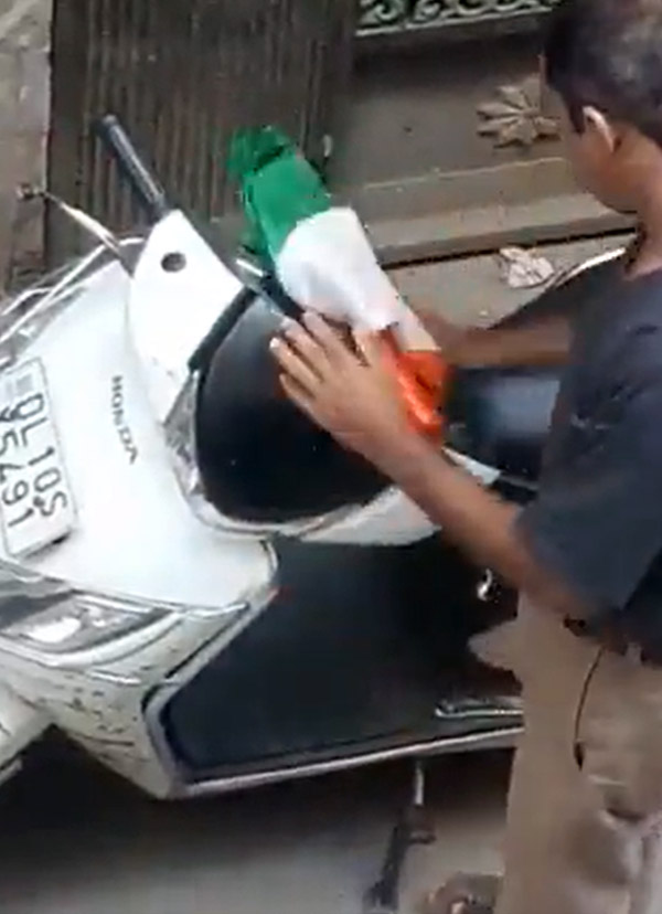 ರಾಷ್ಟ್ರಧ್ವಜದಲ್ಲಿ ವಾಹನ ಒರೆಸಿ ಜೈಲು ಸೇರಿದ 52 ವರ್ಷದ ವ್ಯಕ್ತಿ: ಸ್ಕೂಟರ್ ಸೀಜ್, ವಿಡಿಯೋ ವೈರಲ್ 