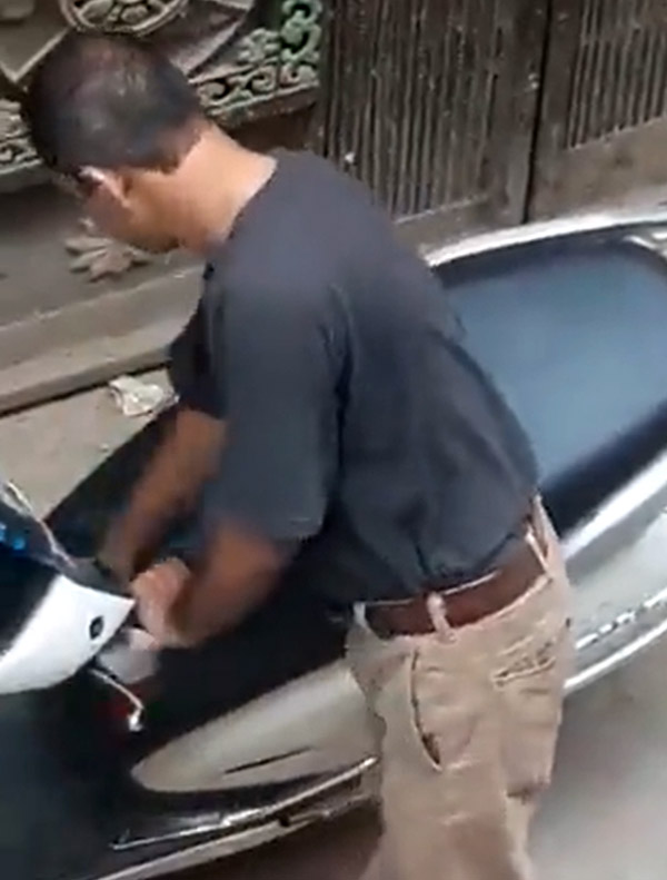 ರಾಷ್ಟ್ರಧ್ವಜದಲ್ಲಿ ವಾಹನ ಒರೆಸಿ ಜೈಲು ಸೇರಿದ 52 ವರ್ಷದ ವ್ಯಕ್ತಿ: ಸ್ಕೂಟರ್ ಸೀಜ್, ವಿಡಿಯೋ ವೈರಲ್ 