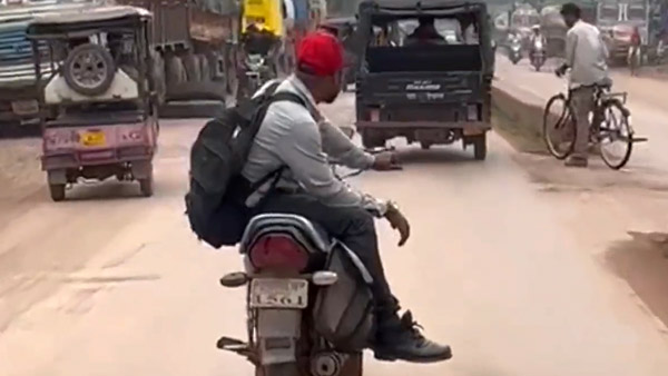 ಬೈಕ್‌ನಲ್ಲಿ ಬಿಟ್ಟಿ ಶೋಕಿ: ಸಿಕ್ಕಿಬಿದ್ದವನಿಗೆ ಬಸ್ಕಿ ಹೊಡೆಸಿ 4,200 ರೂ. ದಂಡ ವಿಧಿಸಿದ ಪೊಲೀಸರು 