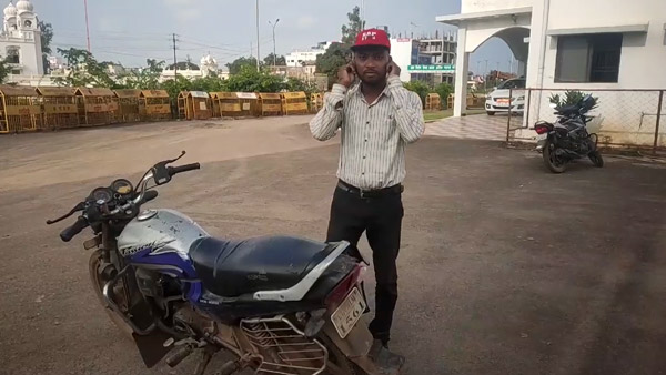 ಬೈಕ್‌ನಲ್ಲಿ ಬಿಟ್ಟಿ ಶೋಕಿ: ಸಿಕ್ಕಿಬಿದ್ದವನಿಗೆ ಬಸ್ಕಿ ಹೊಡೆಸಿ 4,200 ರೂ. ದಂಡ ವಿಧಿಸಿದ ಪೊಲೀಸರು 