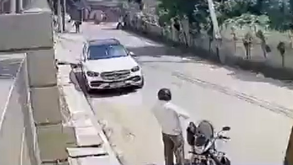 ಮಾಡಿದ ಕೆಲಸಕ್ಕೆ ಹಣ ನೀಡದ ಮಾಲೀಕನ ಕೋಟಿ ಬೆಲೆಯ ಮರ್ಸಿಡಿಸ್ ಬೆಂಝ್ ಕಾರಿಗೆ ಬೆಂಕಿಯಿಟ್ಟ ಕಾರ್ಮಿಕ