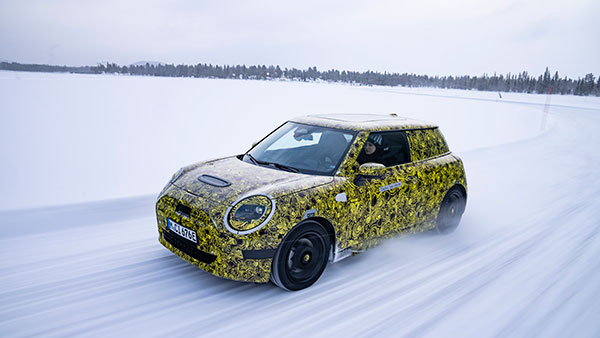 ವಿಶ್ವ ದಾಖಲೆ: ಐದು ಸೀಟಿನ ಕಾರಿನಲ್ಲಿ ಬರೋಬ್ಬರಿ 27 ಮಂದಿ: ಯುವತಿಯರ ಫ್ಲೆಕ್ಸಿಬಲ್‌ಗೆ ನೆಟ್ಟಿಗರು ಫಿದಾ