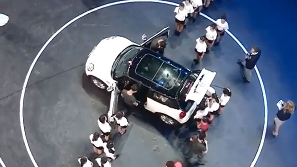 ವಿಶ್ವ ದಾಖಲೆ: ಐದು ಸೀಟಿನ ಕಾರಿನಲ್ಲಿ ಬರೋಬ್ಬರಿ 27 ಮಂದಿ: ಯುವತಿಯರ ಫ್ಲೆಕ್ಸಿಬಲ್‌ಗೆ ನೆಟ್ಟಿಗರು ಫಿದಾ