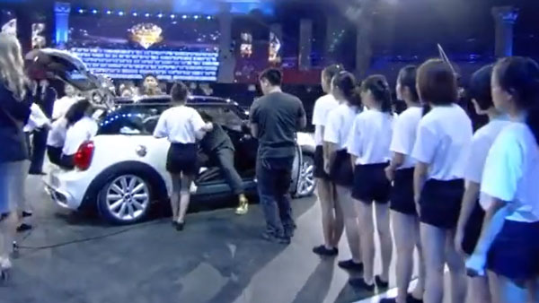 ವಿಶ್ವ ದಾಖಲೆ: ಐದು ಸೀಟಿನ ಕಾರಿನಲ್ಲಿ ಬರೋಬ್ಬರಿ 27 ಮಂದಿ: ಯುವತಿಯರ ಫ್ಲೆಕ್ಸಿಬಲ್‌ಗೆ ನೆಟ್ಟಿಗರು ಫಿದಾ