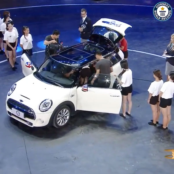 ವಿಶ್ವ ದಾಖಲೆ: ಐದು ಸೀಟಿನ ಕಾರಿನಲ್ಲಿ ಬರೋಬ್ಬರಿ 27 ಮಂದಿ: ಯುವತಿಯರ ಫ್ಲೆಕ್ಸಿಬಲ್‌ಗೆ ನೆಟ್ಟಿಗರು ಫಿದಾ