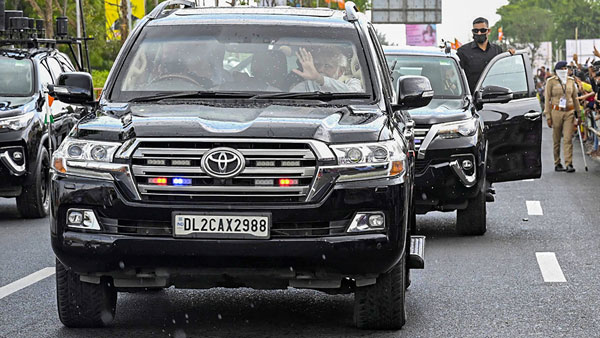 ಧ್ವಜ ಸಂಹಿತೆ ಉಲ್ಲಂಘಿಸಿ ಖಾಸಗಿ ಕಾರಿನಲ್ಲಿ ರಾಷ್ಟ್ರಧ್ವಜ ಹಾರಿಸಿದ ಸಚಿವರ ಆಪ್ತ ಸಹಾಯಕ ಬಂಧನ