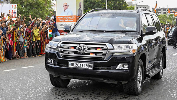 ರಾಷ್ಟ್ರಧ್ವಜದಲ್ಲಿ ವಾಹನ ಒರೆಸಿ ಜೈಲು ಸೇರಿದ 52 ವರ್ಷದ ವ್ಯಕ್ತಿ: ಸ್ಕೂಟರ್ ಸೀಜ್, ವಿಡಿಯೋ ವೈರಲ್ 