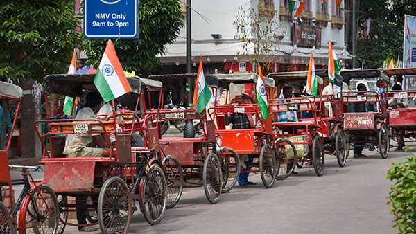 ಧ್ವಜ ಸಂಹಿತೆ ಉಲ್ಲಂಘಿಸಿ ಖಾಸಗಿ ಕಾರಿನಲ್ಲಿ ರಾಷ್ಟ್ರಧ್ವಜ ಹಾರಿಸಿದ ಸಚಿವರ ಆಪ್ತ ಸಹಾಯಕ ಬಂಧನ