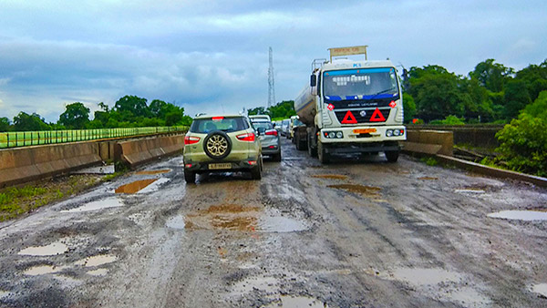 ಪ್ರಮುಖ ರಸ್ತೆಗಳ ದುಸ್ತಿತಿಯನ್ನು ಪ್ರಶ್ನಿಸಿ ಮುಂಬೈ-ಬೆಂಗಳೂರು ಮಹಾನಗರಗಳಿಗೆ ಹೈಕೋರ್ಟ್ ಛೀಮಾರಿ 