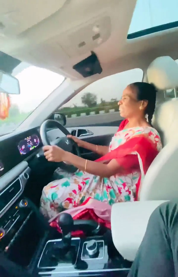 ತಾಯಿಗೆ ಕಾರನ್ನು ಓಡಿಸುವ ಆಸೆ: ಕನಸನ್ನು ನನಸಾಗಿಸಿ ಖುಷಿಯನ್ನು ಹಂಚಿಕೊಂಡ ಯುವಕ 