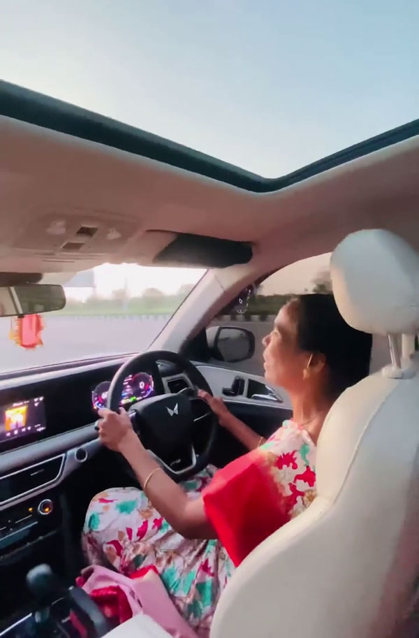 ತಾಯಿಗೆ ಕಾರನ್ನು ಓಡಿಸುವ ಆಸೆ: ಕನಸನ್ನು ನನಸಾಗಿಸಿ ಖುಷಿಯನ್ನು ಹಂಚಿಕೊಂಡ ಯುವಕ 